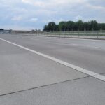 01.06.26 km 598+200 nawierzchnia C35_45 wykonano urządzenia BRD oznakowanie poziome i pionowe widok w kierunku odcinka VII