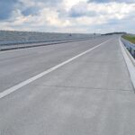 01.06.26 km 601+500’ nawierzchnia betonowa C35_45 wykonano urządzenia BRD oznakowanie poziome i pionowe ekrany akustyczne
