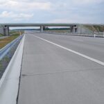 01.06.26 km 605+300 nawierzchnia betonowa C35_45 i WD_71 wykonano urządzenia BRD oznakowanie poziome i pionowe