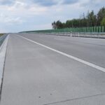 01.06.26 km 606+150 nawierzchnia betonowa C35_ wykonano urządzenia BRD oznakowanie poziome i pionowe