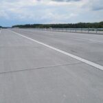 01.06.26 km 608+950 nawierzchnia betonowa C35_ wykonano urządzenia BRD oznakowanie poziome i pionowe