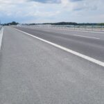01.06.26 km 610+050 uciąglenie nawierzchni bitumicznej na WA_74 wykonano urządzenia BRD oznakowanie poziome i pionowe