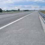01.06.26 km 610+700’ warstwa ścieralna SMA11 wykonano urządzenia BRD oznakowanie poziome i pionowe widok w kierunku odcinka IX
