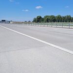 09.06.26 km 598+200 nawierzchnia C35_45 wykonano urządzenia BRD oznakowanie poziome i pionowe widok w kierunku odcinka VII
