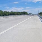 09.06.26 km 599+700’ nawierzchnia bitumiczna na  PZM-13L(L, P) wykonano urządzenia BRD oznakowanie poziome i pionowe