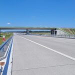 09.06.26 km 605+300 nawierzchnia betonowa C35_45 i WD_71 wykonano urządzenia BRD oznakowanie poziome i pionowe