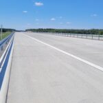 09.06.26 km 608+950 nawierzchnia betonowa C35_ wykonano urządzenia BRD oznakowanie poziome i pionowe
